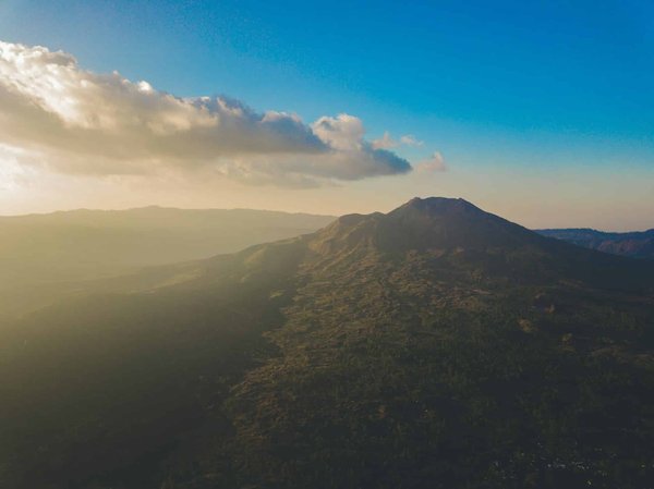 Comment organiser une exposition itinérante sur les impacts du changement climatique dans différentes régions du monde ?