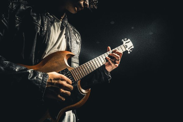 Quelle guitare électrique pour débuter en 2025 ?